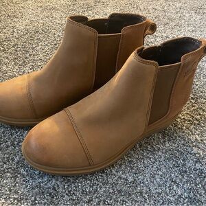 Sorel Tan Winter Boots with Elastic Panels and Rounded Toe